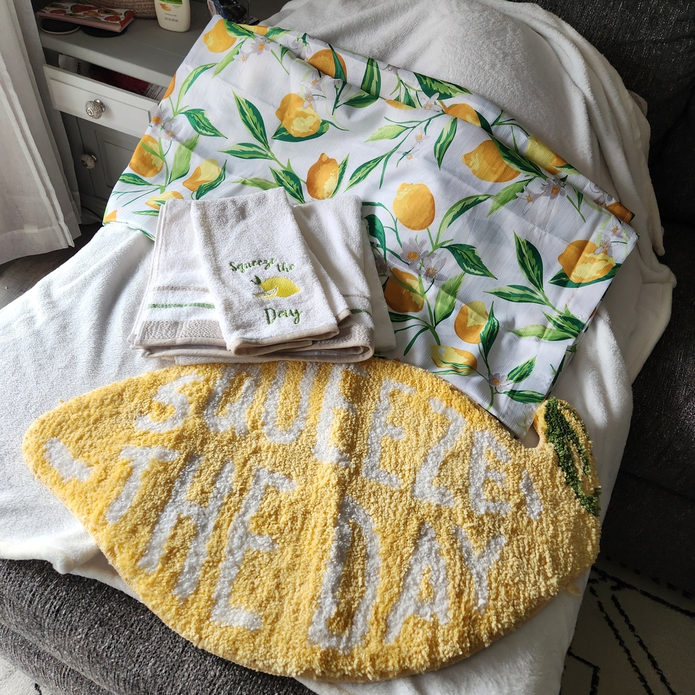 Lemon Themed Bath Mat and Towels Set